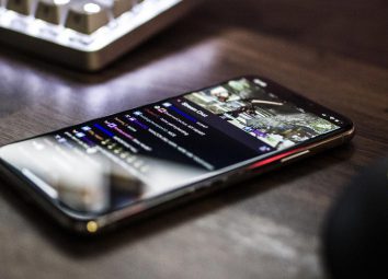 Téléphone posé sur une table