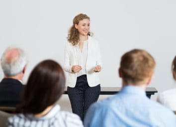 Femme d'affaires devant assemblée