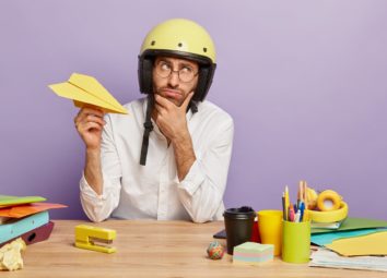 homme désabusé au travail