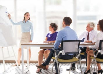femme faisant une présentation orale