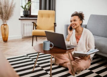 employée en télétravail flexible - kara