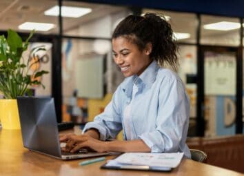 Femme souriante travaillant à son bureau