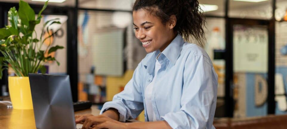 Femme souriante travaillant à son bureau