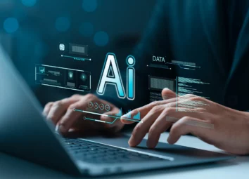 travailleur avec un ordinateur utilisant l'intelligence artificielle